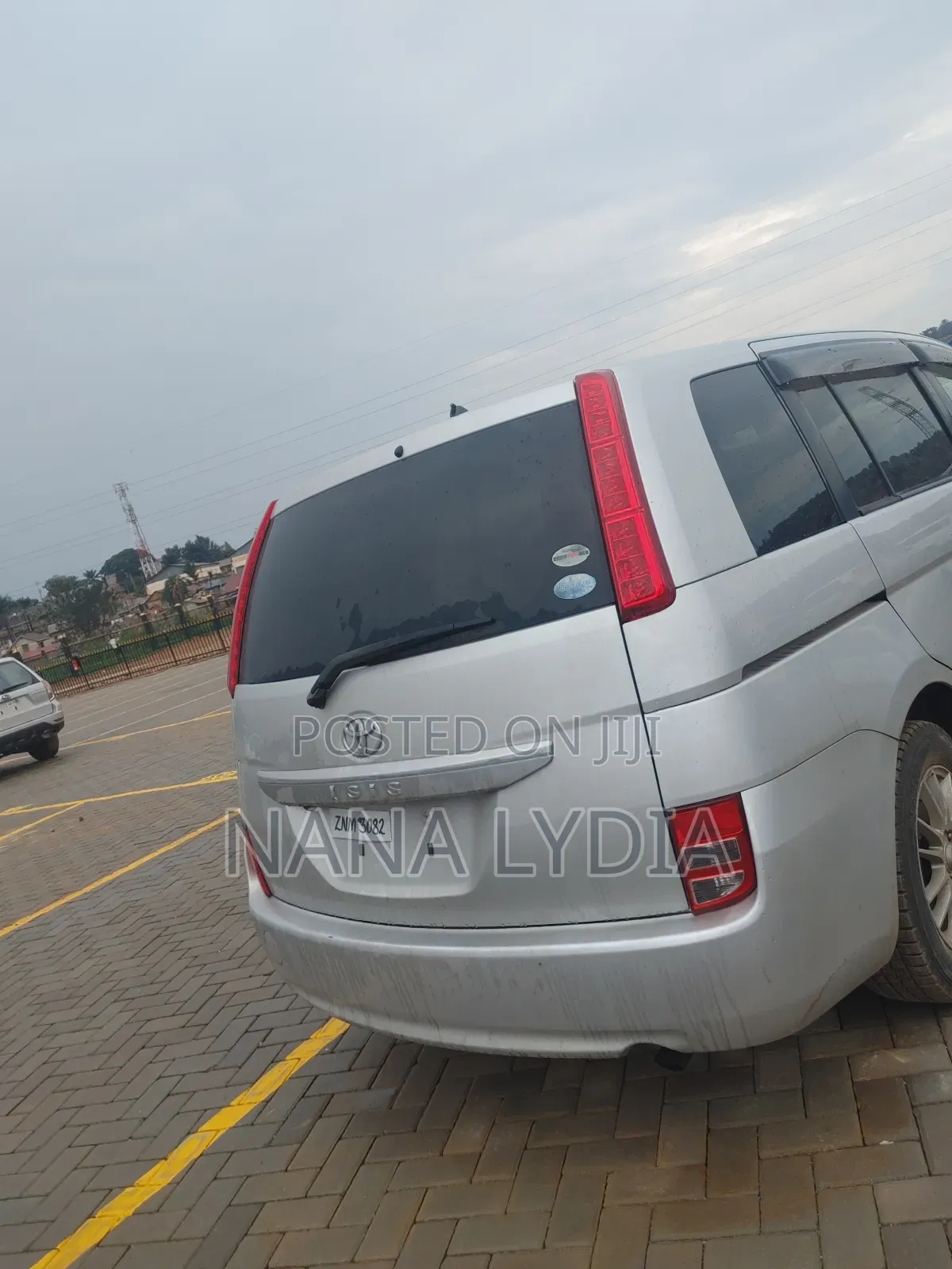 Toyota ISIS 2011 Silver