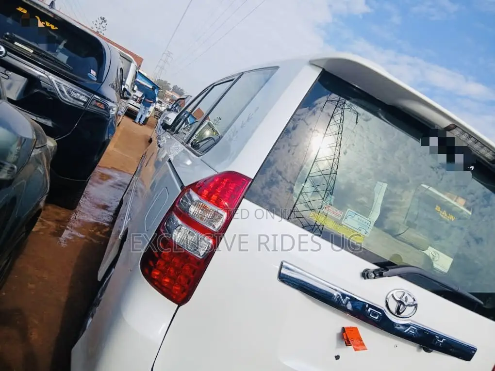 Toyota Noah 2013 White