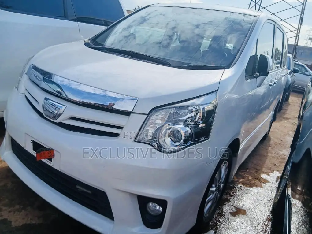 Toyota Noah 2013 White