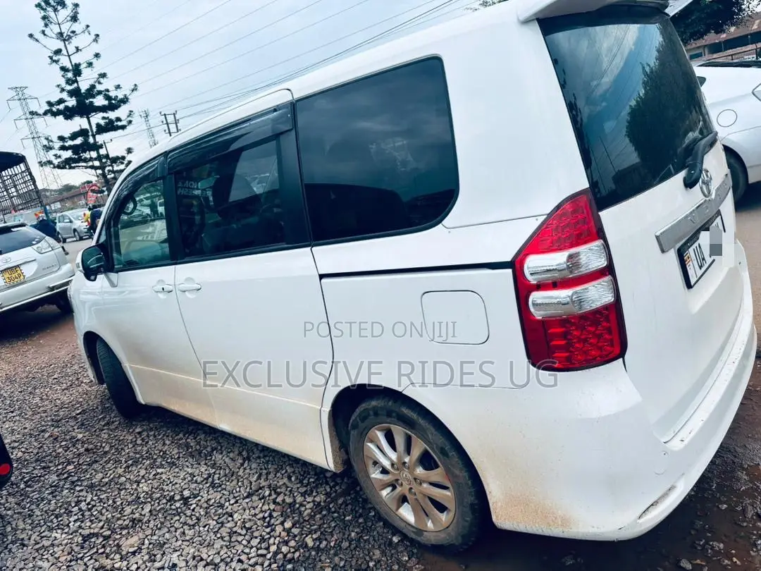 Toyota Noah 2011 White