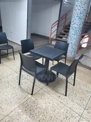 High Quality Plastic Chairs and Table for Restaurant