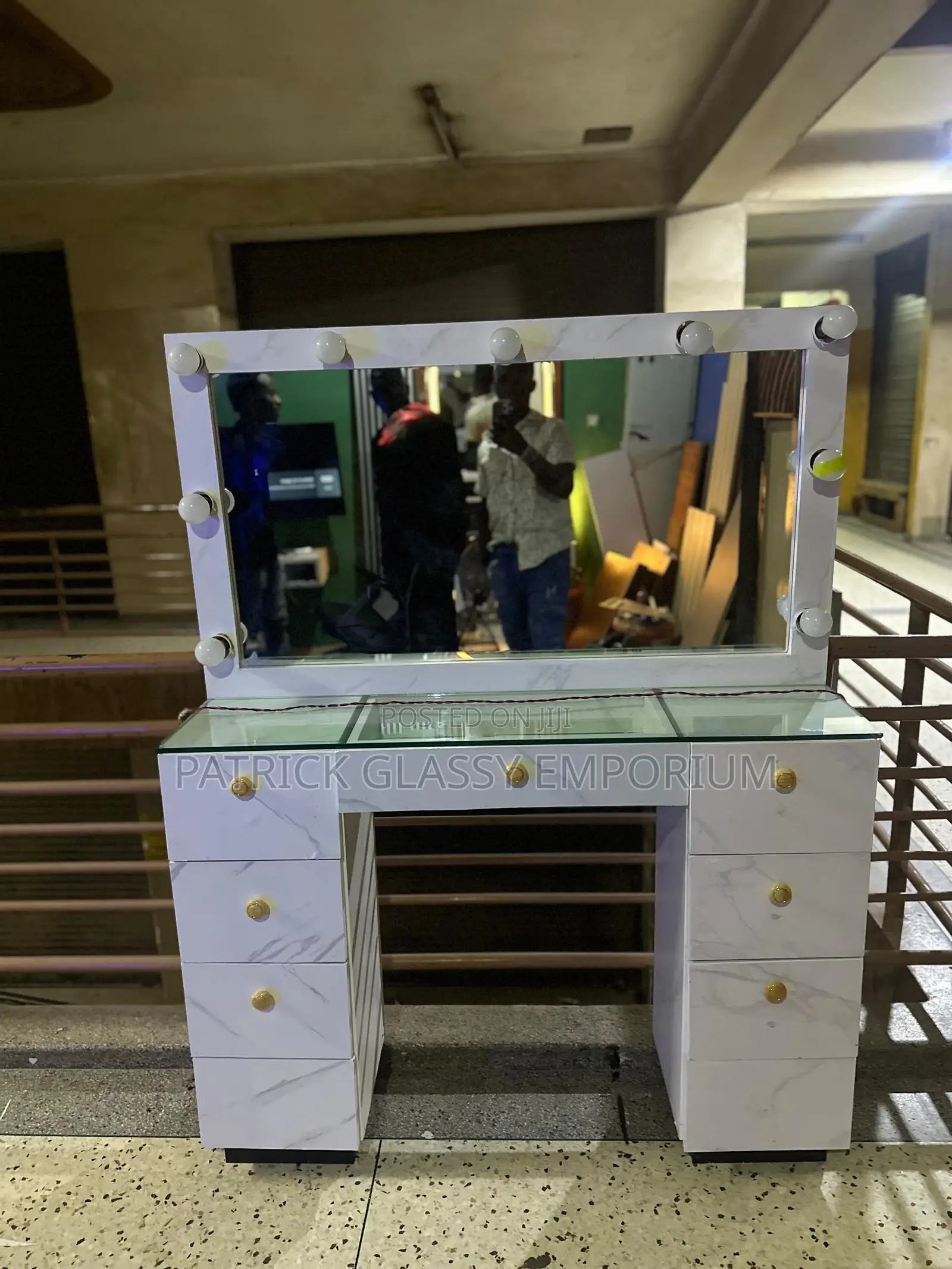 Make Up Display