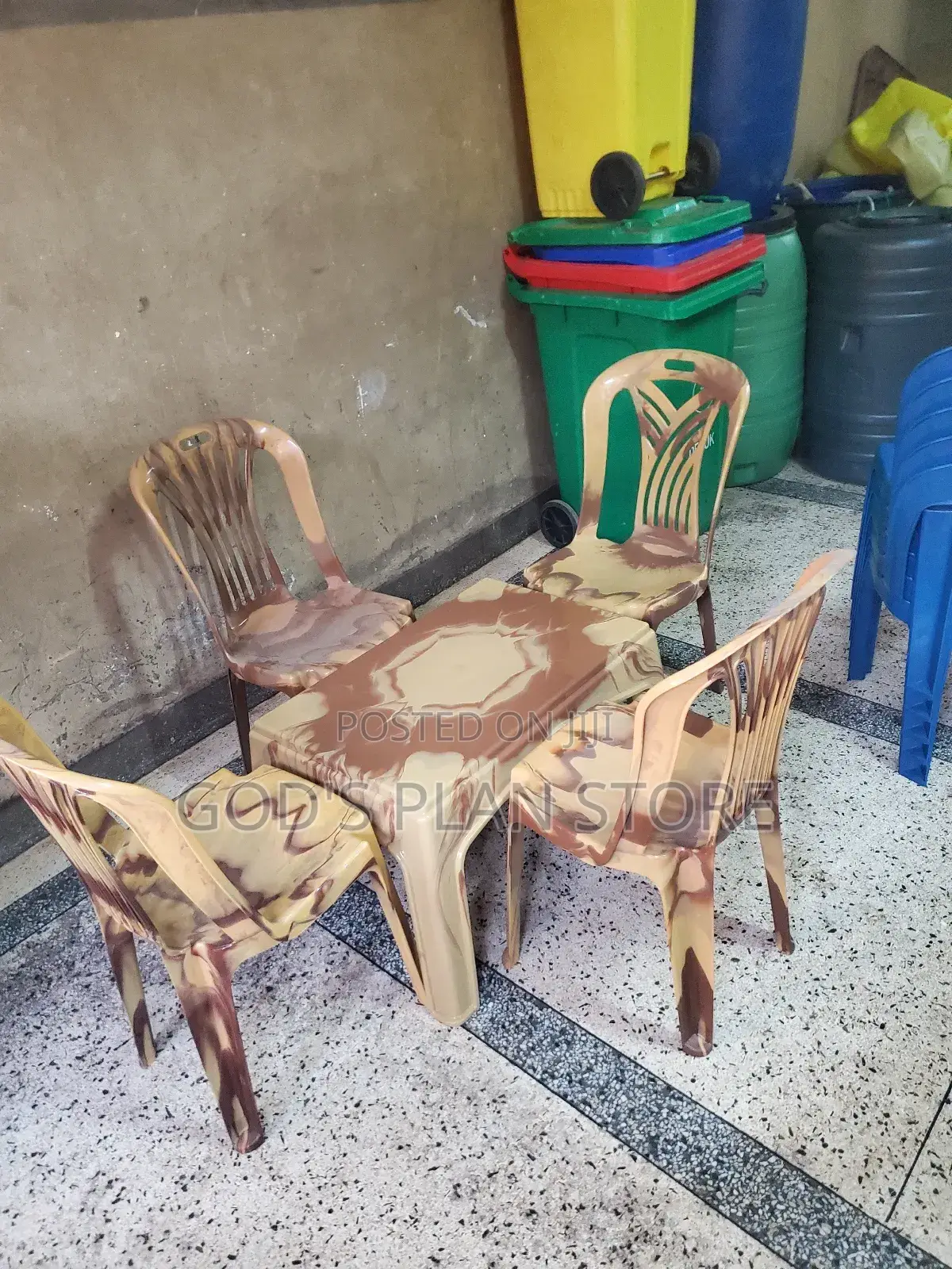 Multicolor Plastic Table and Chairs for Bar and Restaurant