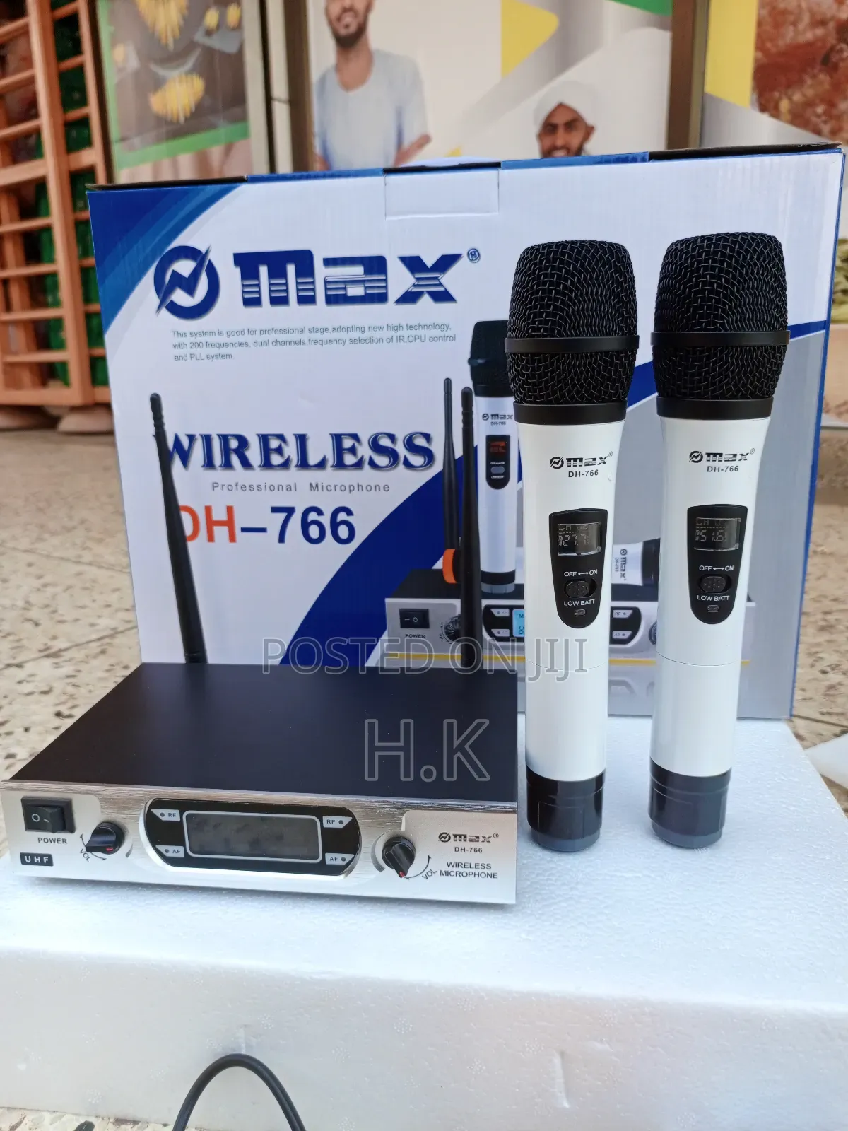 Professional Uhf Dual-Channel Wireless Microphone System.