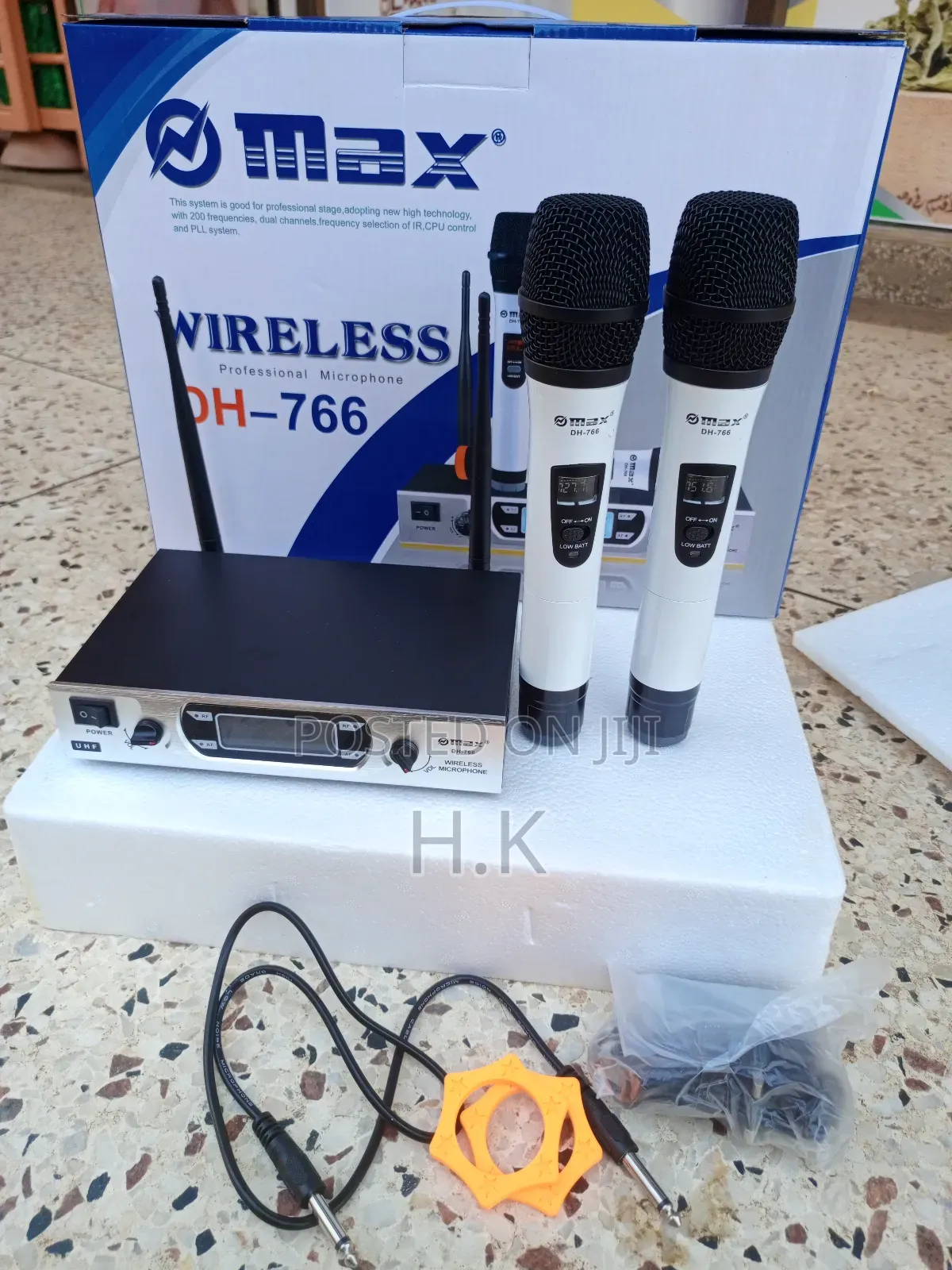 Professional Uhf Dual-Channel Wireless Microphone System.