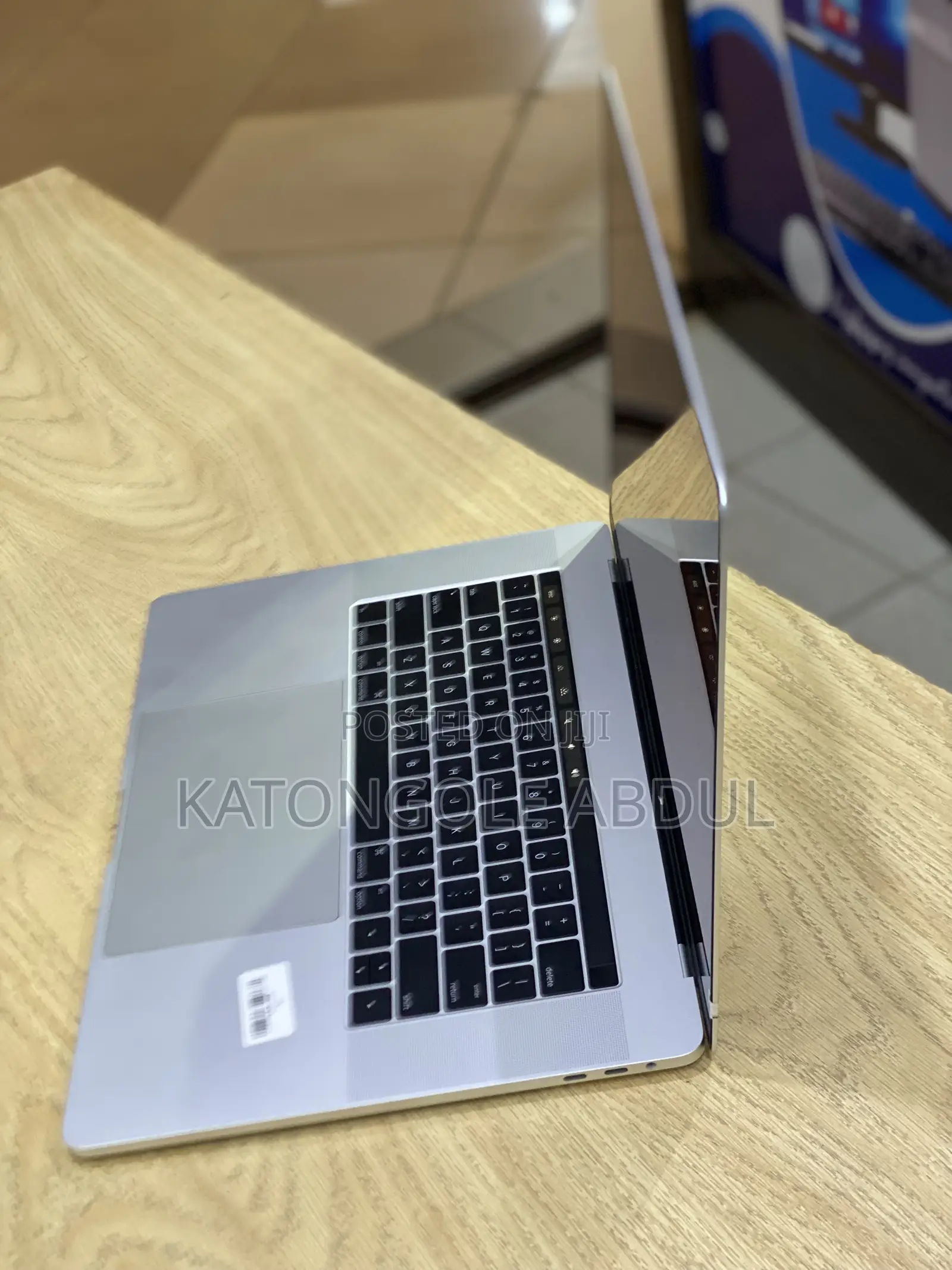 New Laptop Apple MacBook Pro 2017 16GB Intel Core I7 SSD 256GB