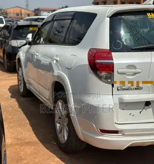 Toyota Vanguard 2012 White