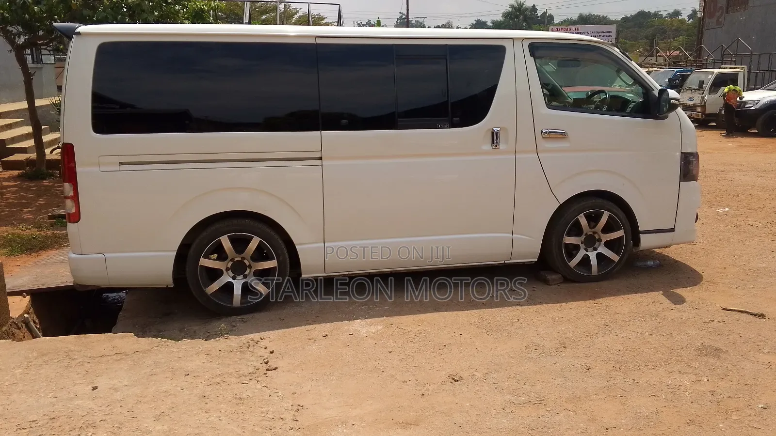 Toyota HiAce 2011 White