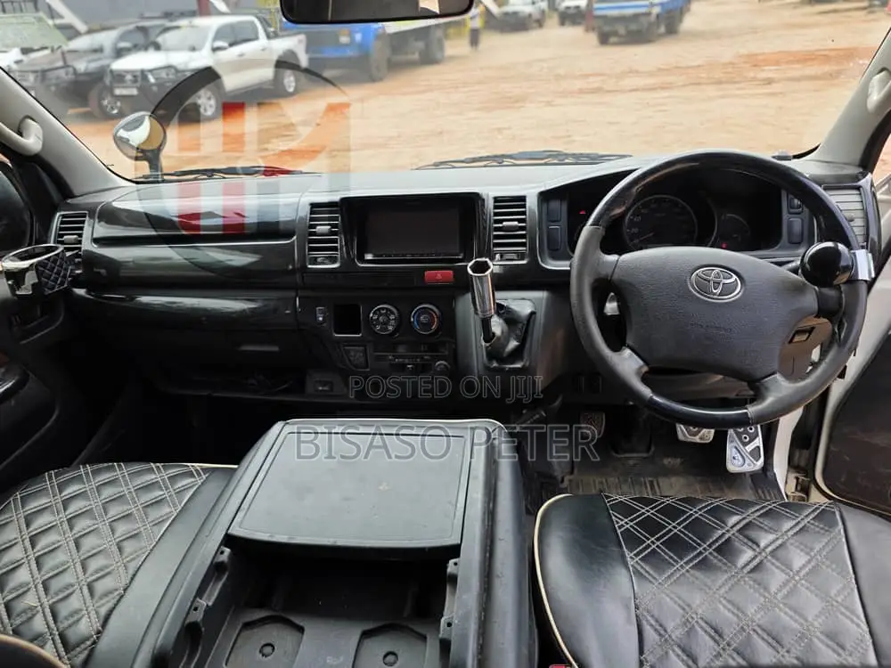 Toyota HiAce 2011 White