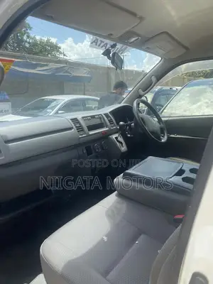 Toyota HiAce 2012 Silver