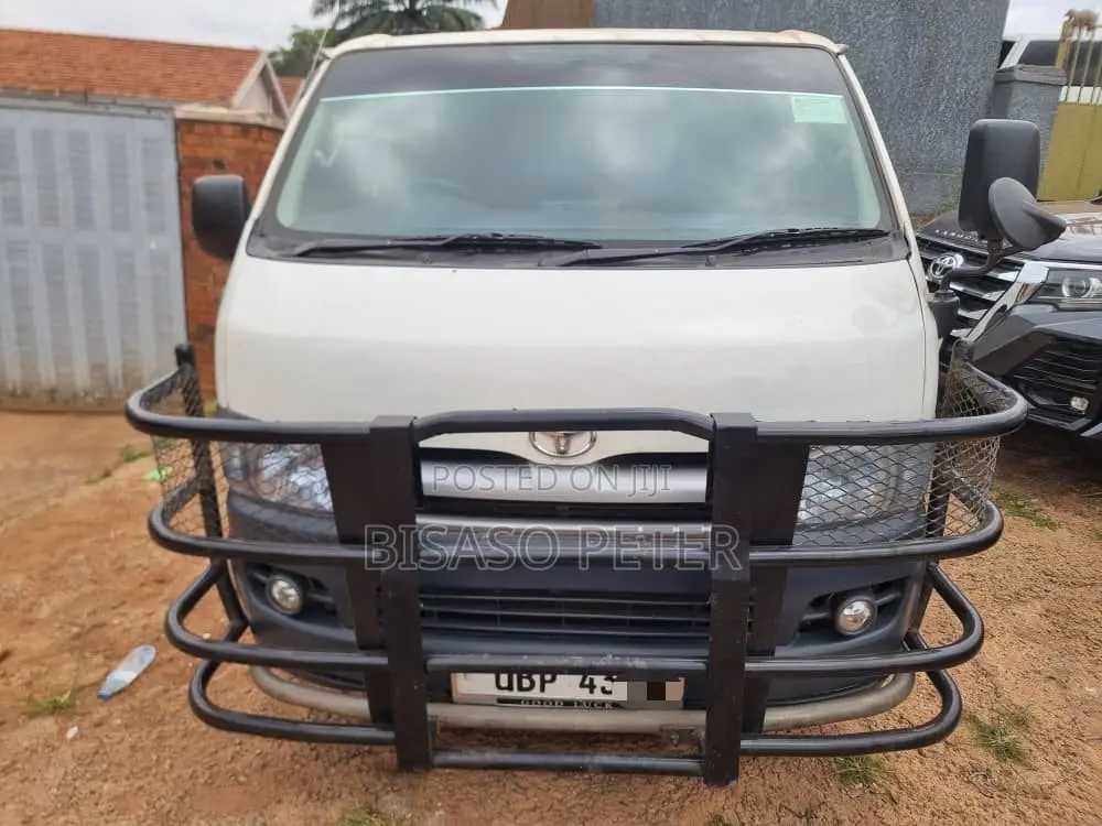 Toyota HiAce 2011 White