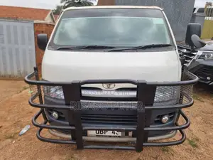 Toyota HiAce 2011 White