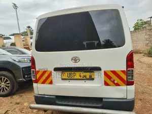 Toyota HiAce 2011 White