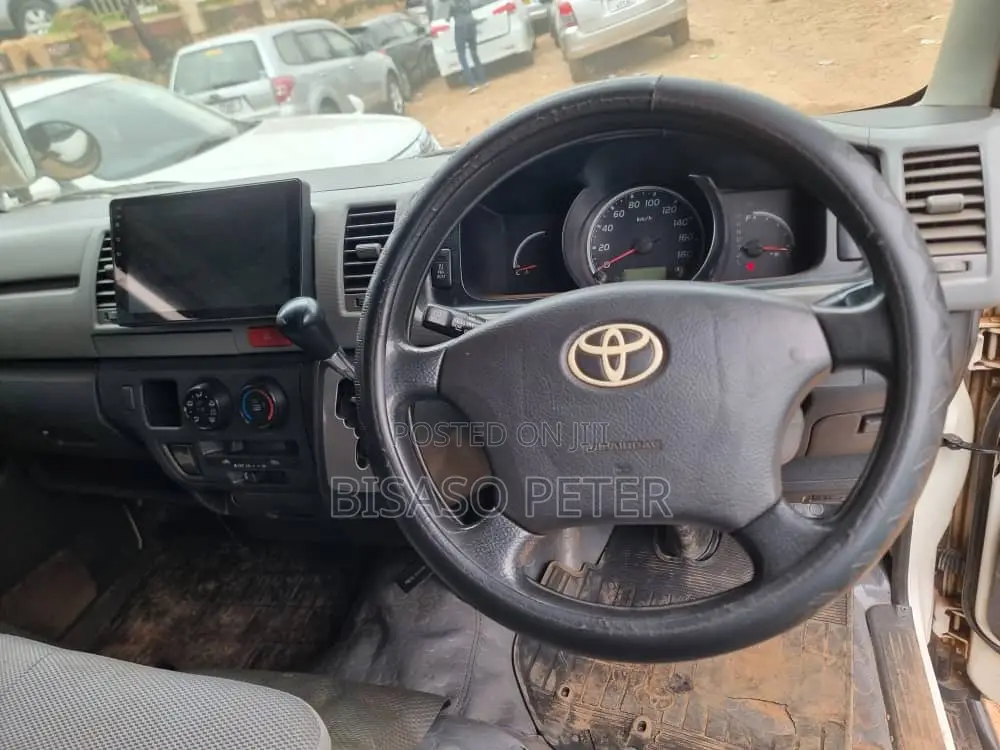 Toyota HiAce 2011 White