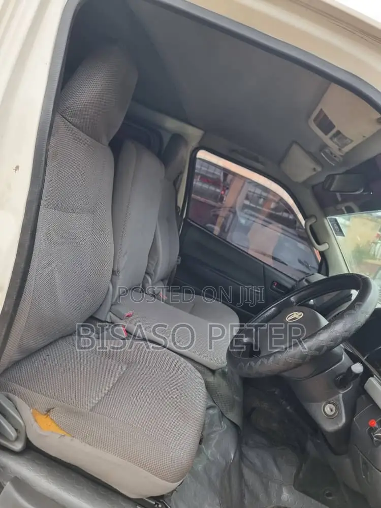 Toyota HiAce 2011 White