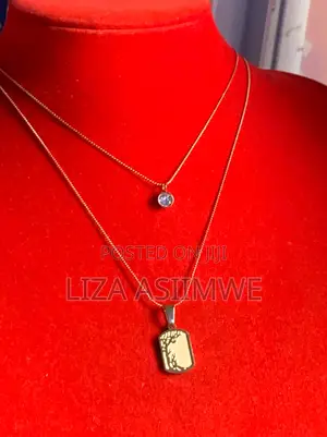 Layered Elegance: Your Daily Sparkle Necklace