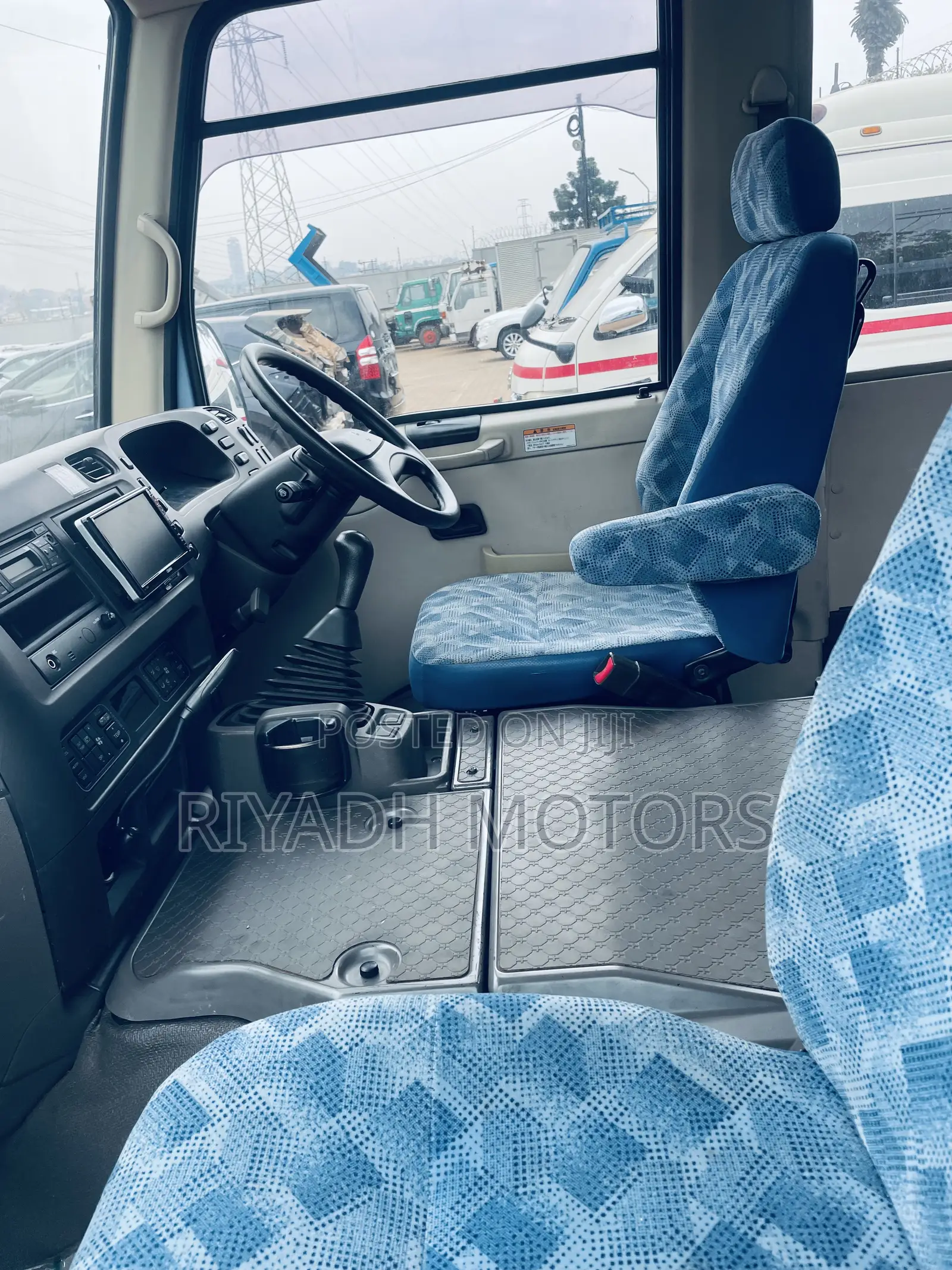 Mitsubishi Fuso Rosa 2013 Blue