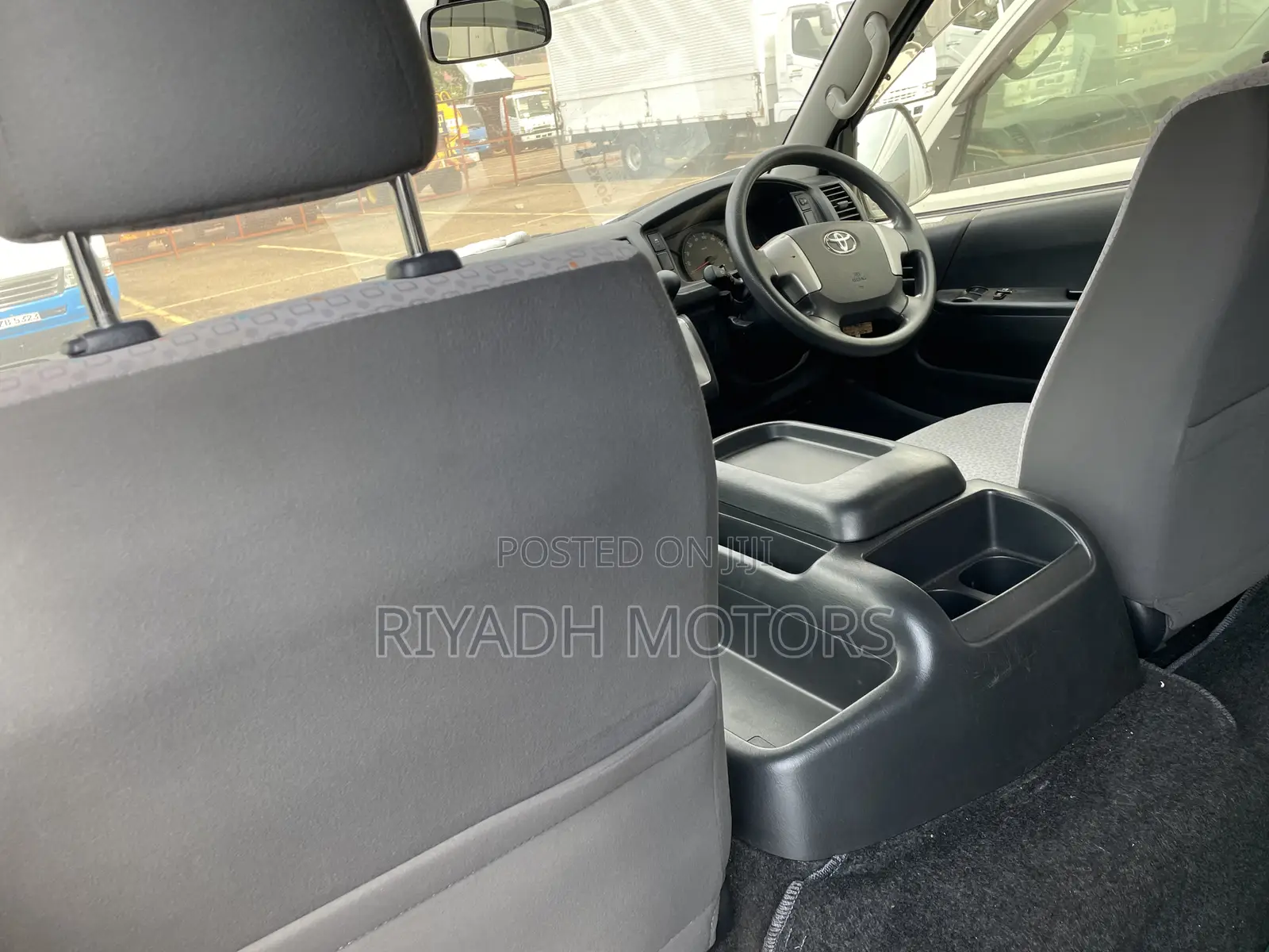 Toyota Grand HiAce 2015 Silver