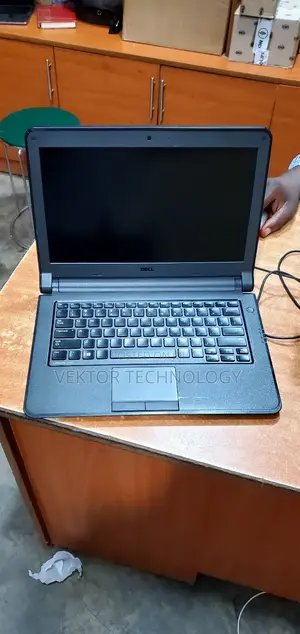 Laptop Dell Latitude 3350 4GB Intel Core I3 HDD 500GB