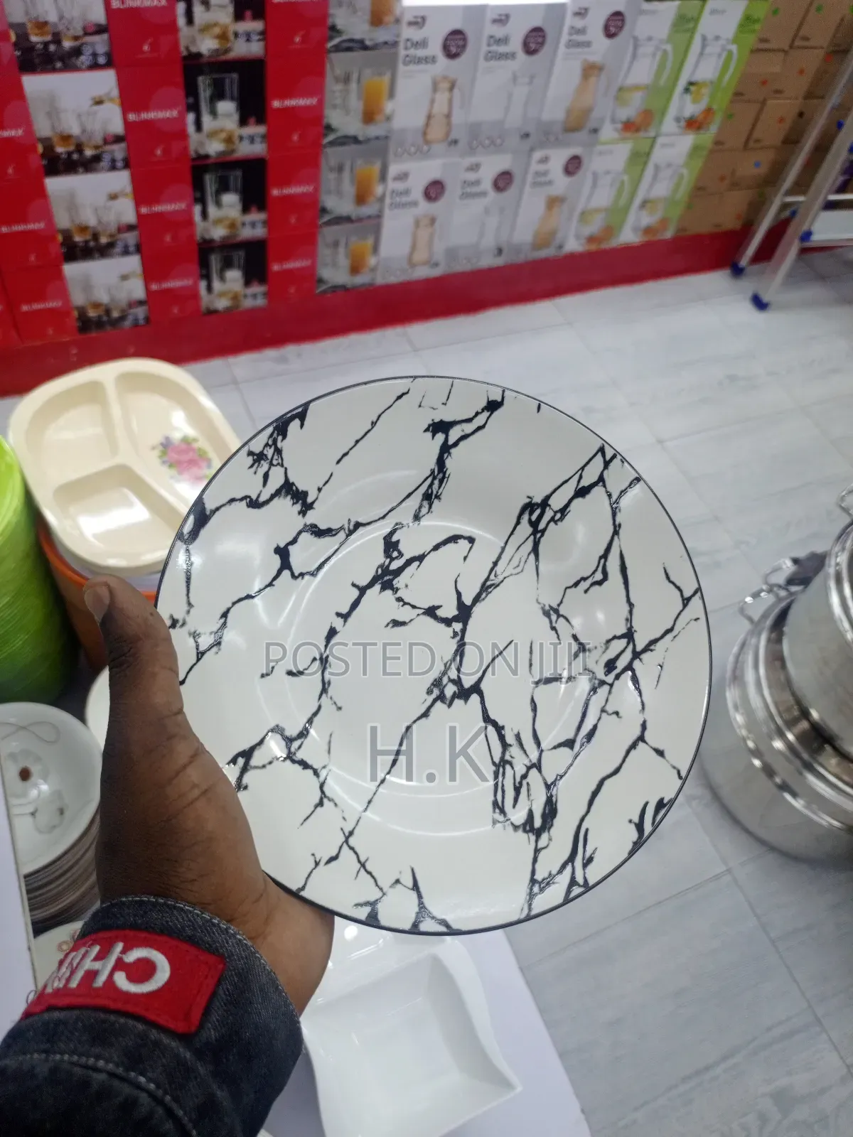6pcs Ceramic Plate With a Black and White Marble Design.