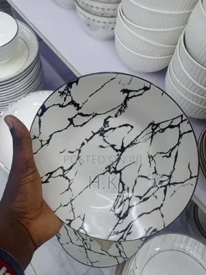 6pcs Ceramic Plate With a Black and White Marble Design.