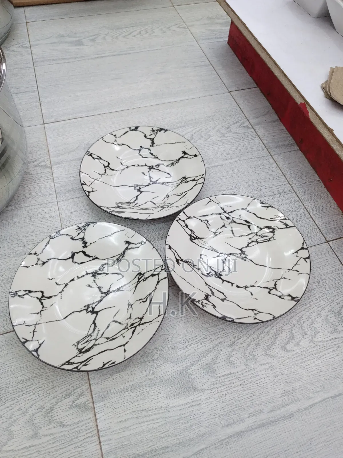 6pcs Ceramic Plate With a Black and White Marble Design.