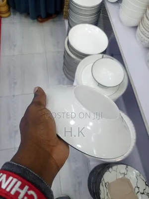 6pcs Ceramic Plate With a Black and White Marble Design.