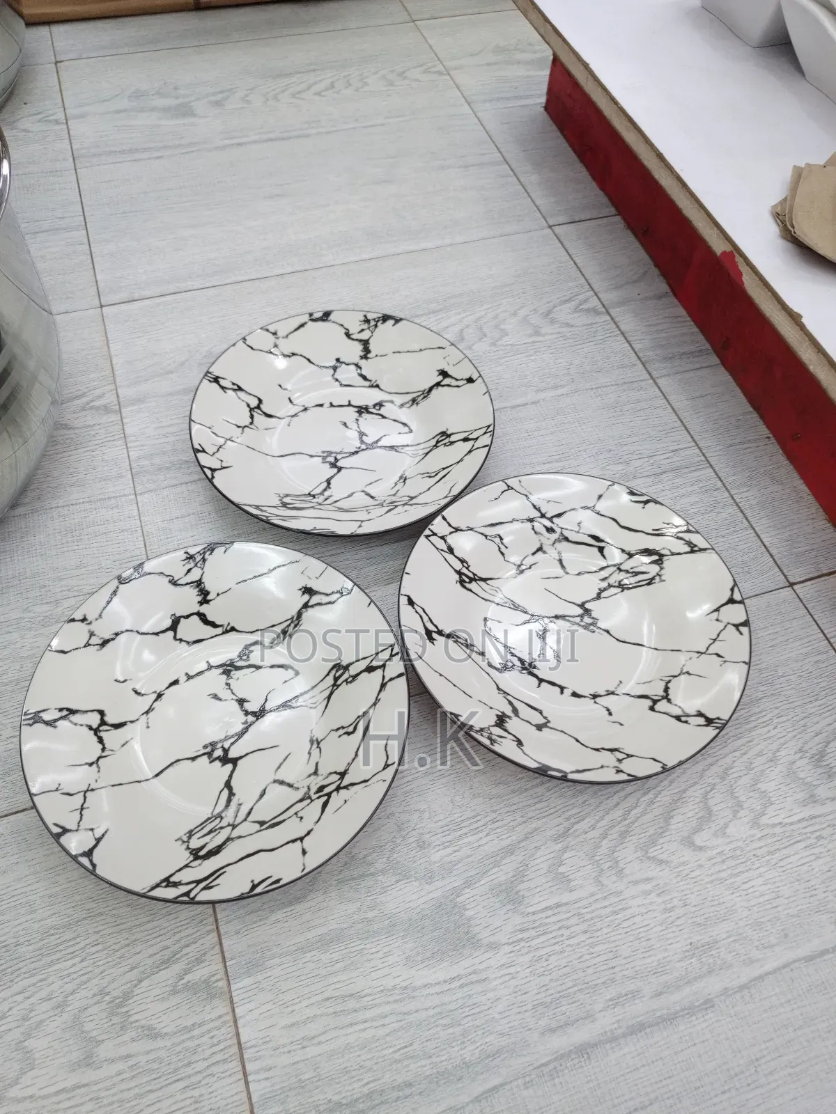 6pcs Ceramic Plate With a Black and White Marble Design.