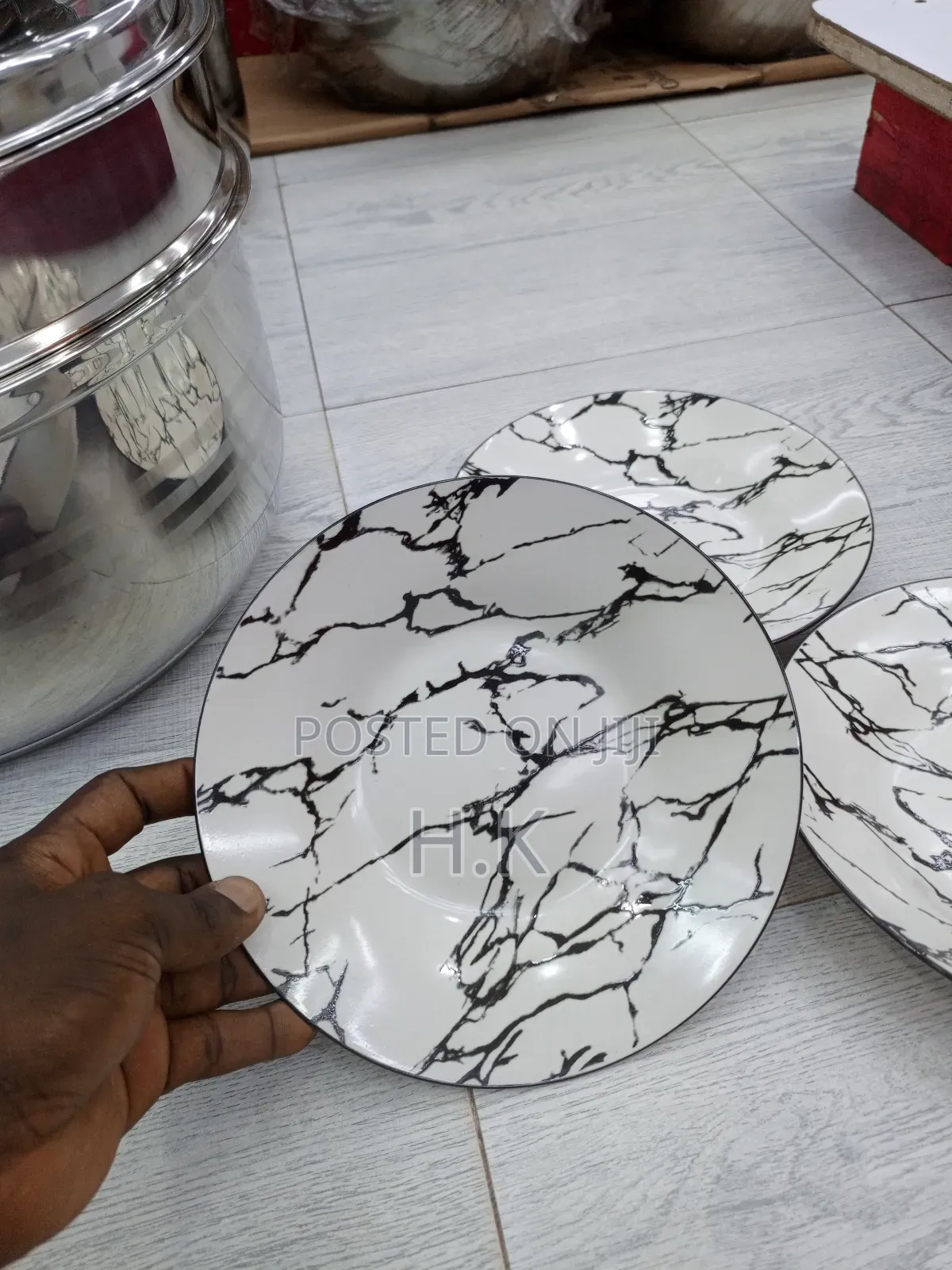 6pcs Ceramic Plate With a Black and White Marble Design.
