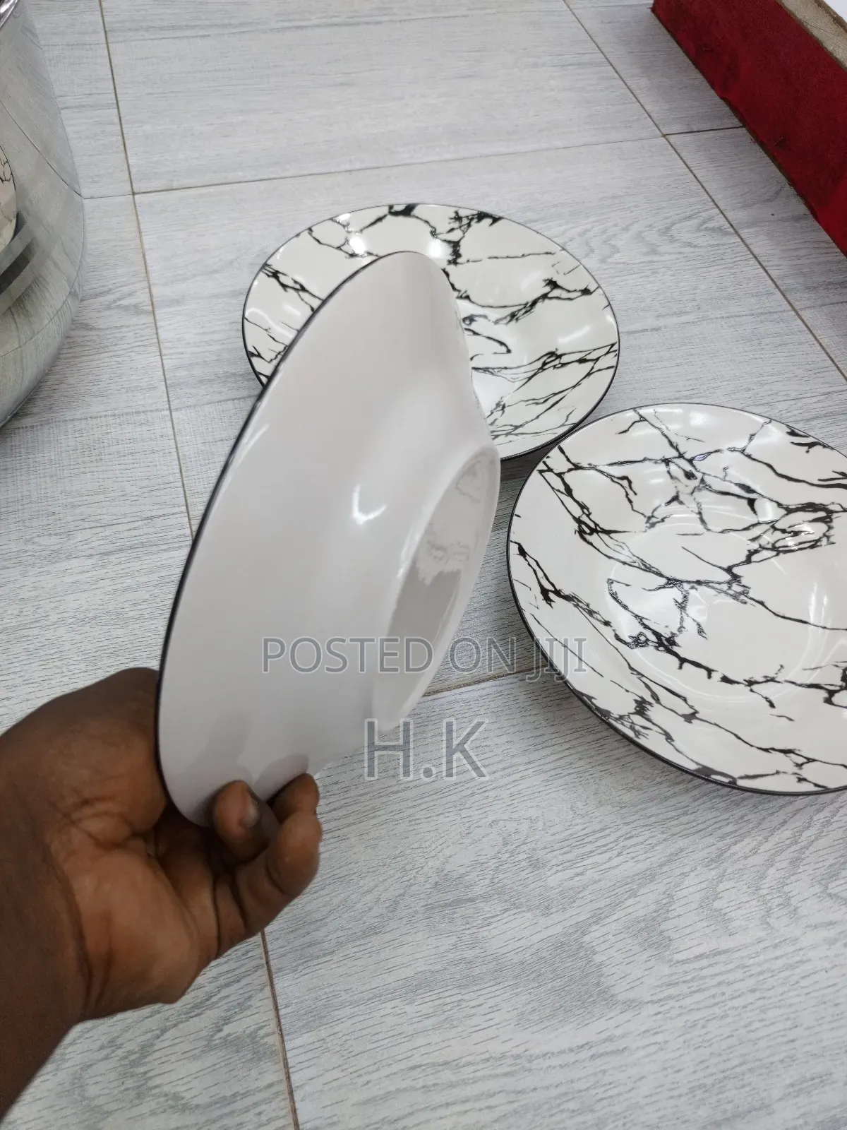 6pcs Ceramic Plate With a Black and White Marble Design.