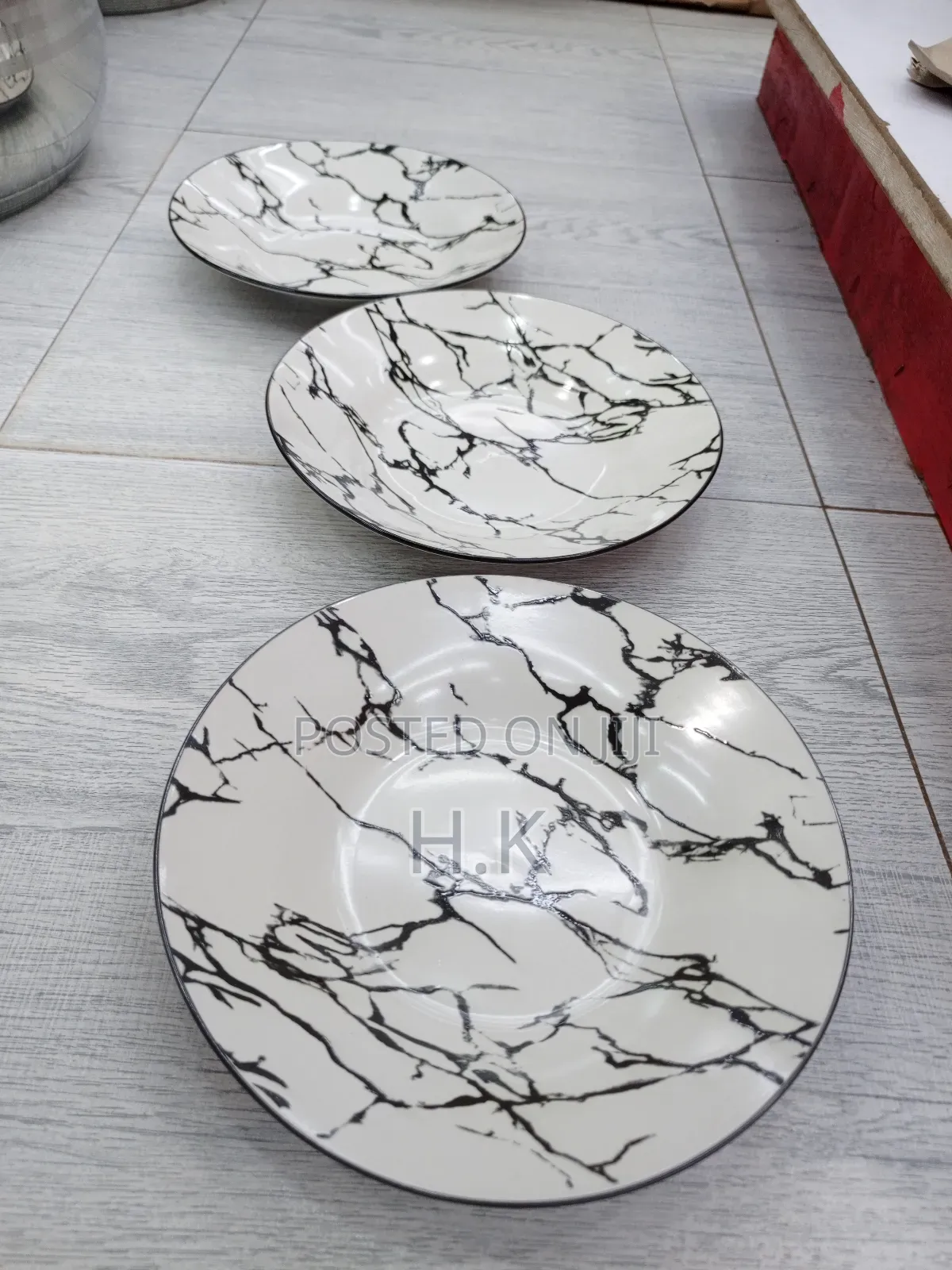 6pcs Ceramic Plate With a Black and White Marble Design.