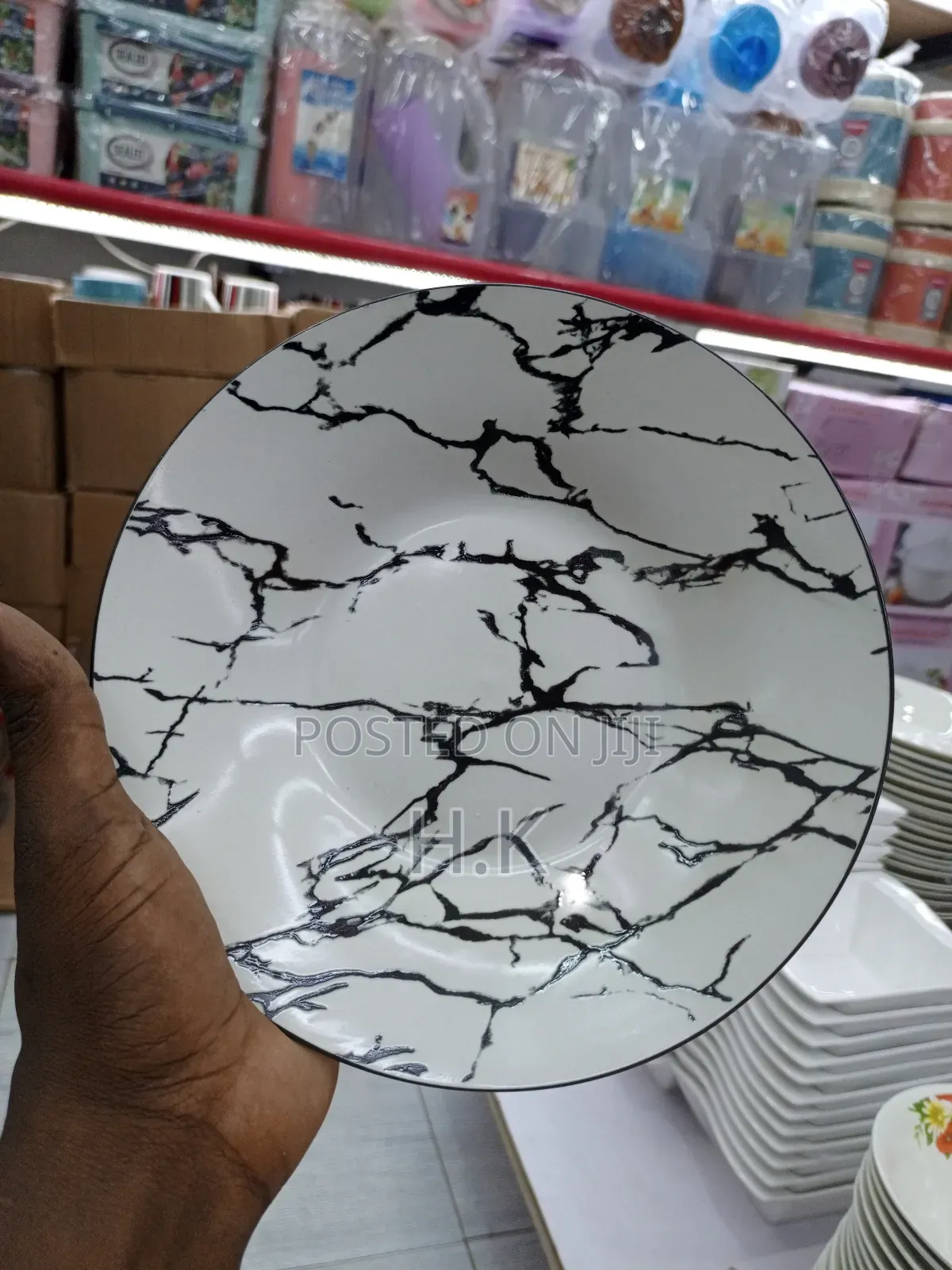 6pcs Ceramic Plate With a Black and White Marble Design.