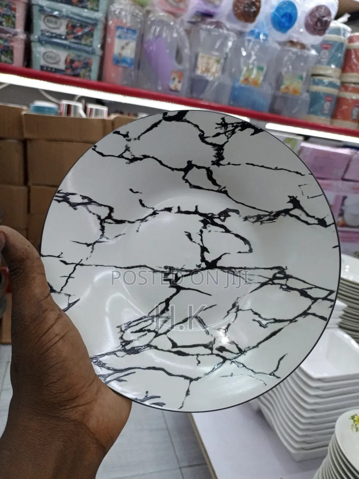 6pcs Ceramic Plate With a Black and White Marble Design.
