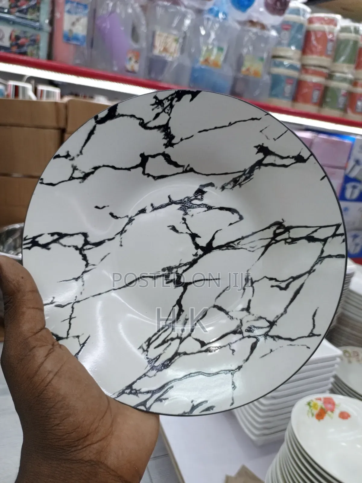 6pcs Ceramic Plate With a Black and White Marble Design.