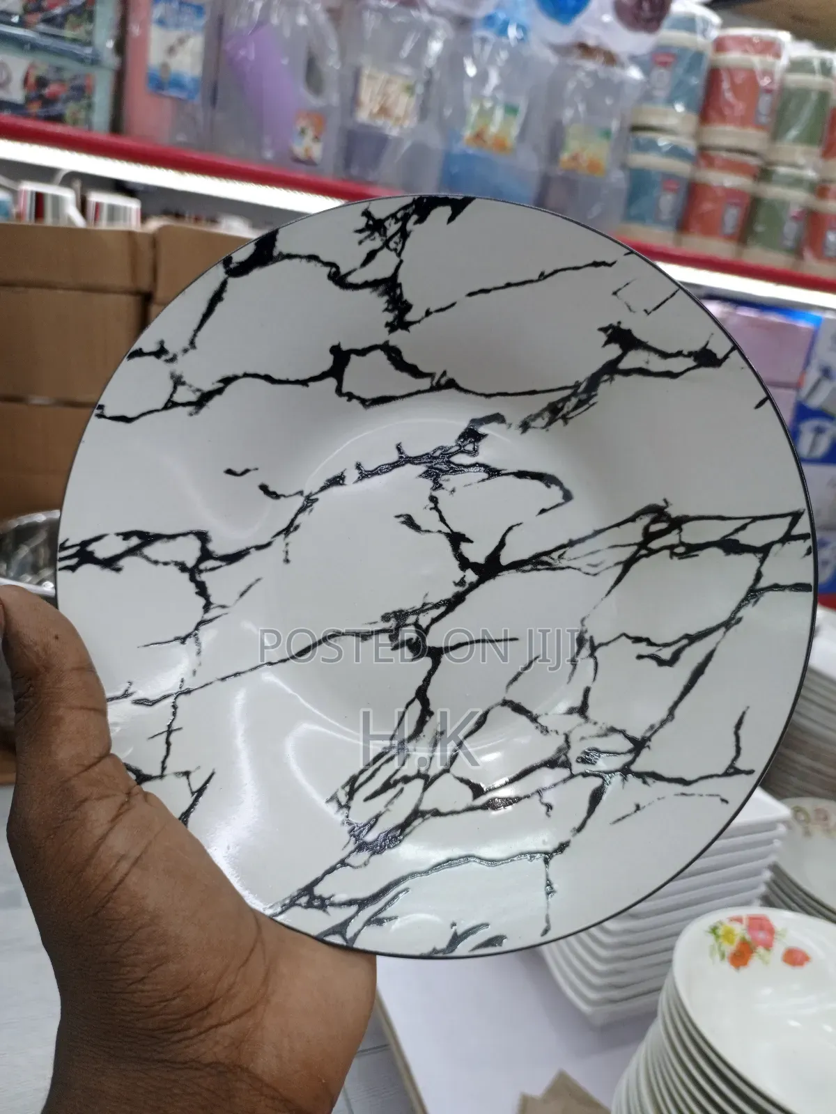 6pcs Ceramic Plate With a Black and White Marble Design.