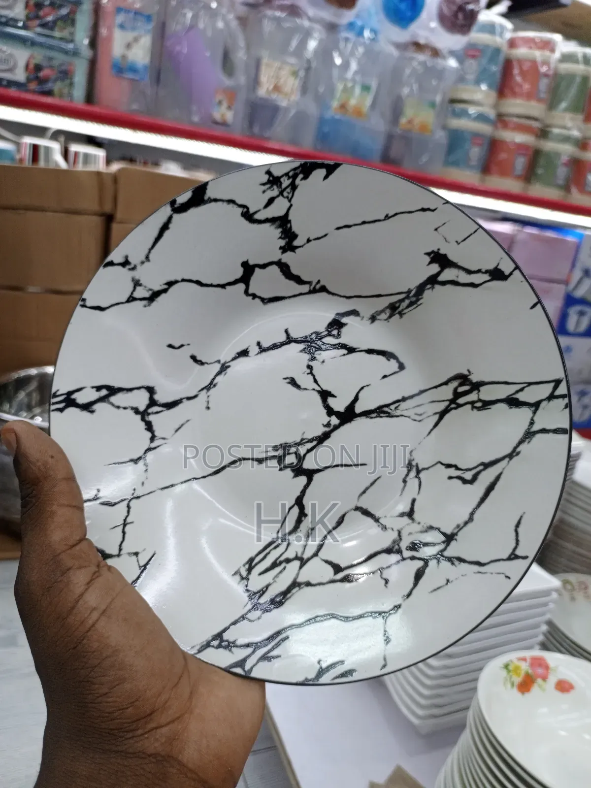 6pcs Ceramic Plate With a Black and White Marble Design.