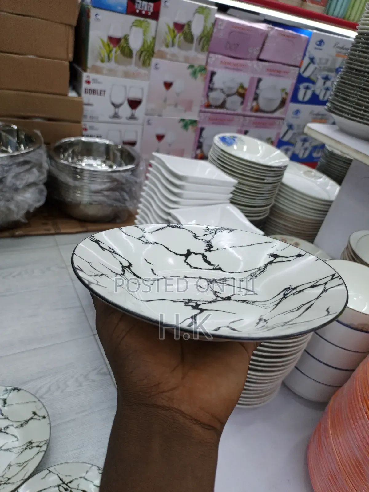 6pcs Ceramic Plate With a Black and White Marble Design.