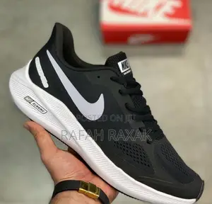 Men’S Black/White Nike Zoom Structure Guide 10 Running Sneakers