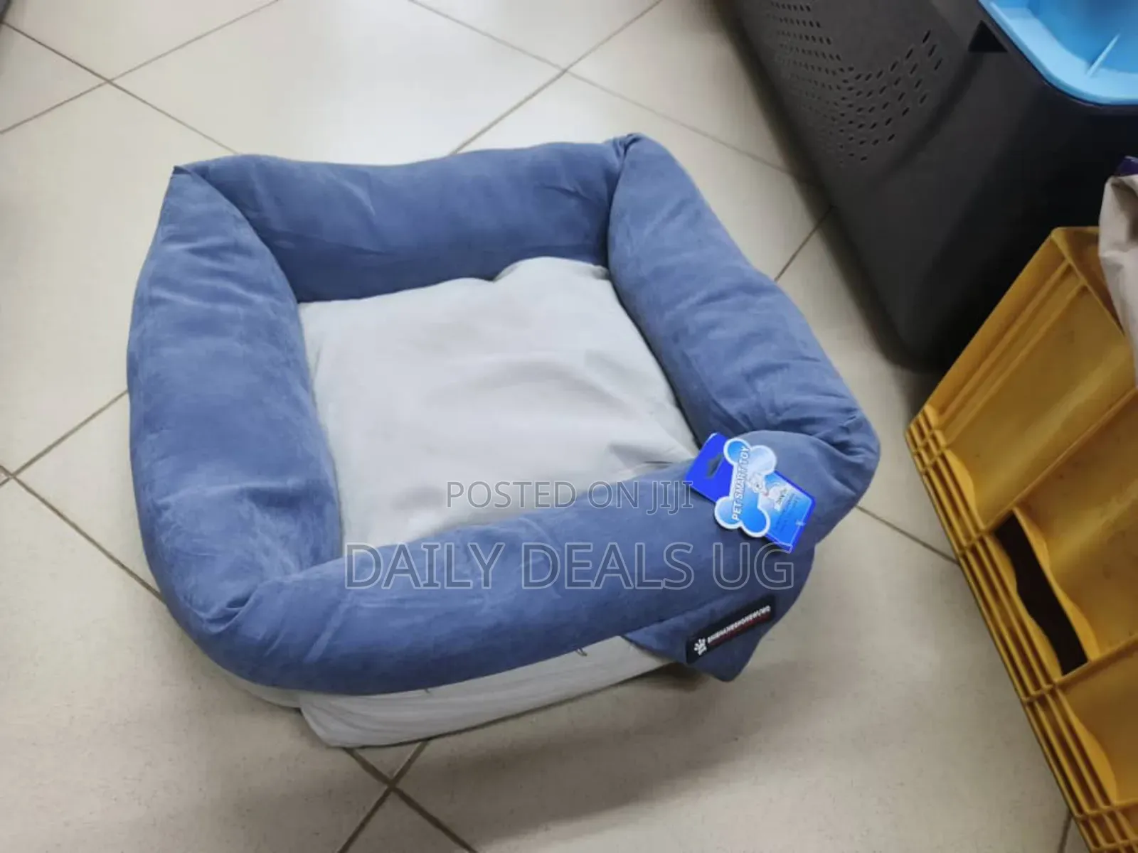 A Bolster-Sytle Pet Bed