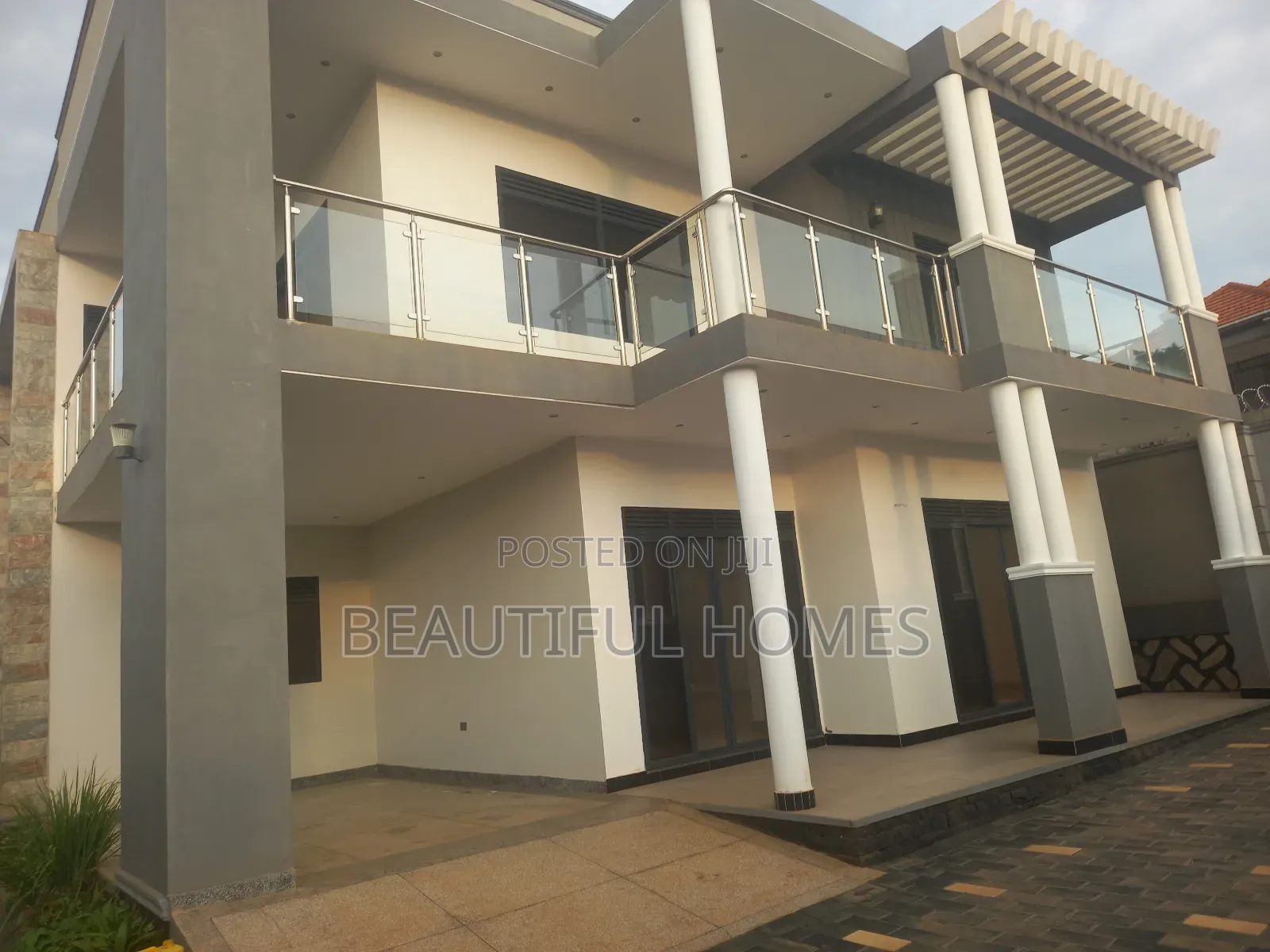 Furnished 5bdrm Duplex in Kira for sale