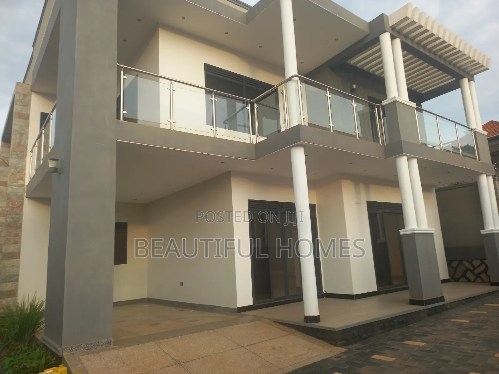 Furnished 5bdrm Duplex in Kira for sale