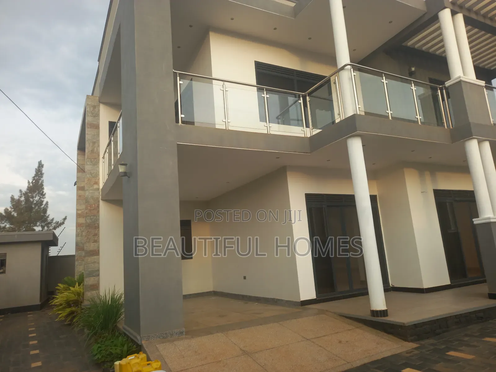 Furnished 5bdrm Duplex in Kira for sale