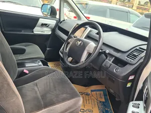 Toyota Noah 2011