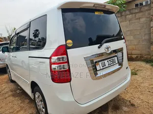 Toyota Noah 2011