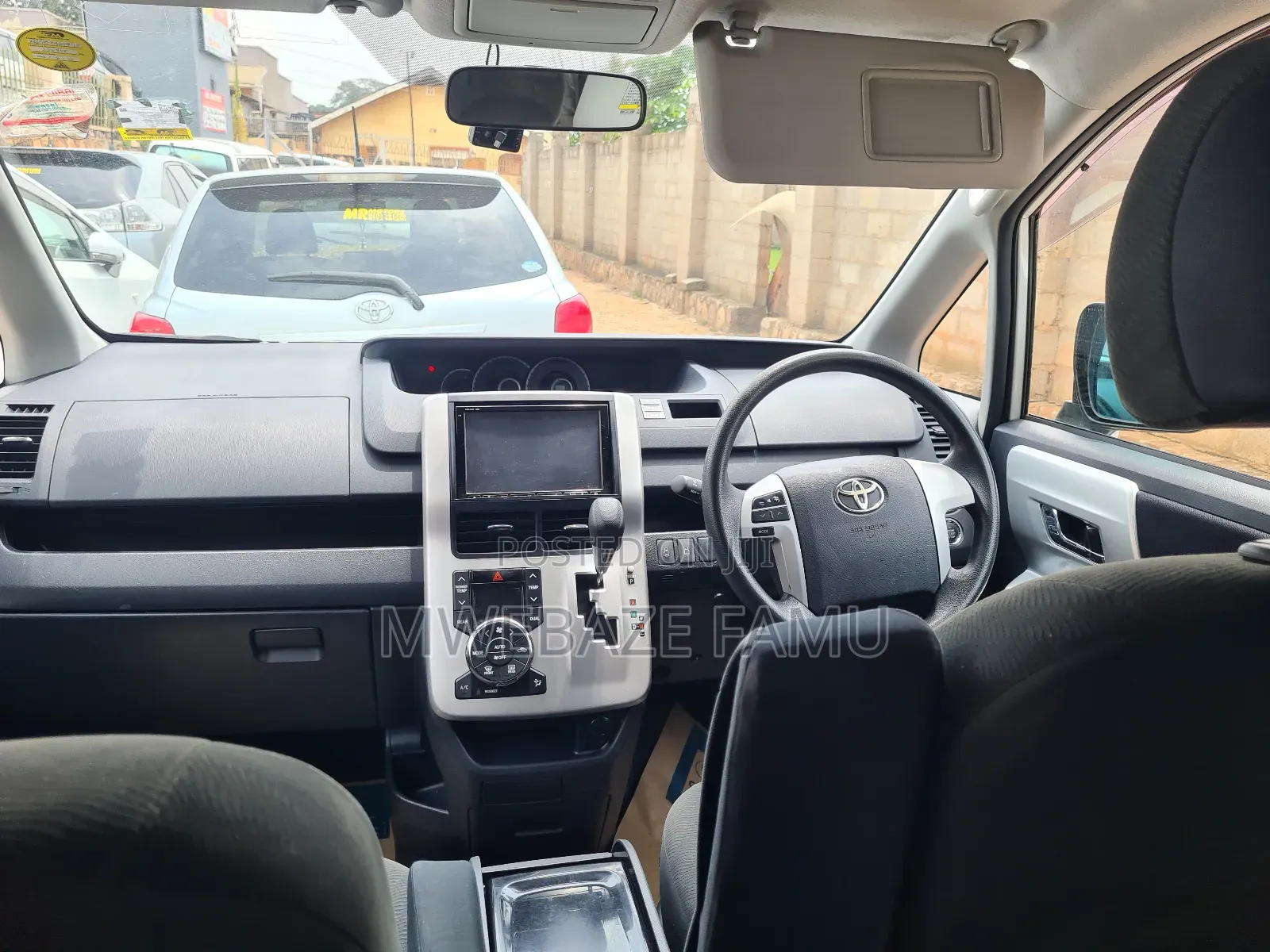 Toyota Noah 2011