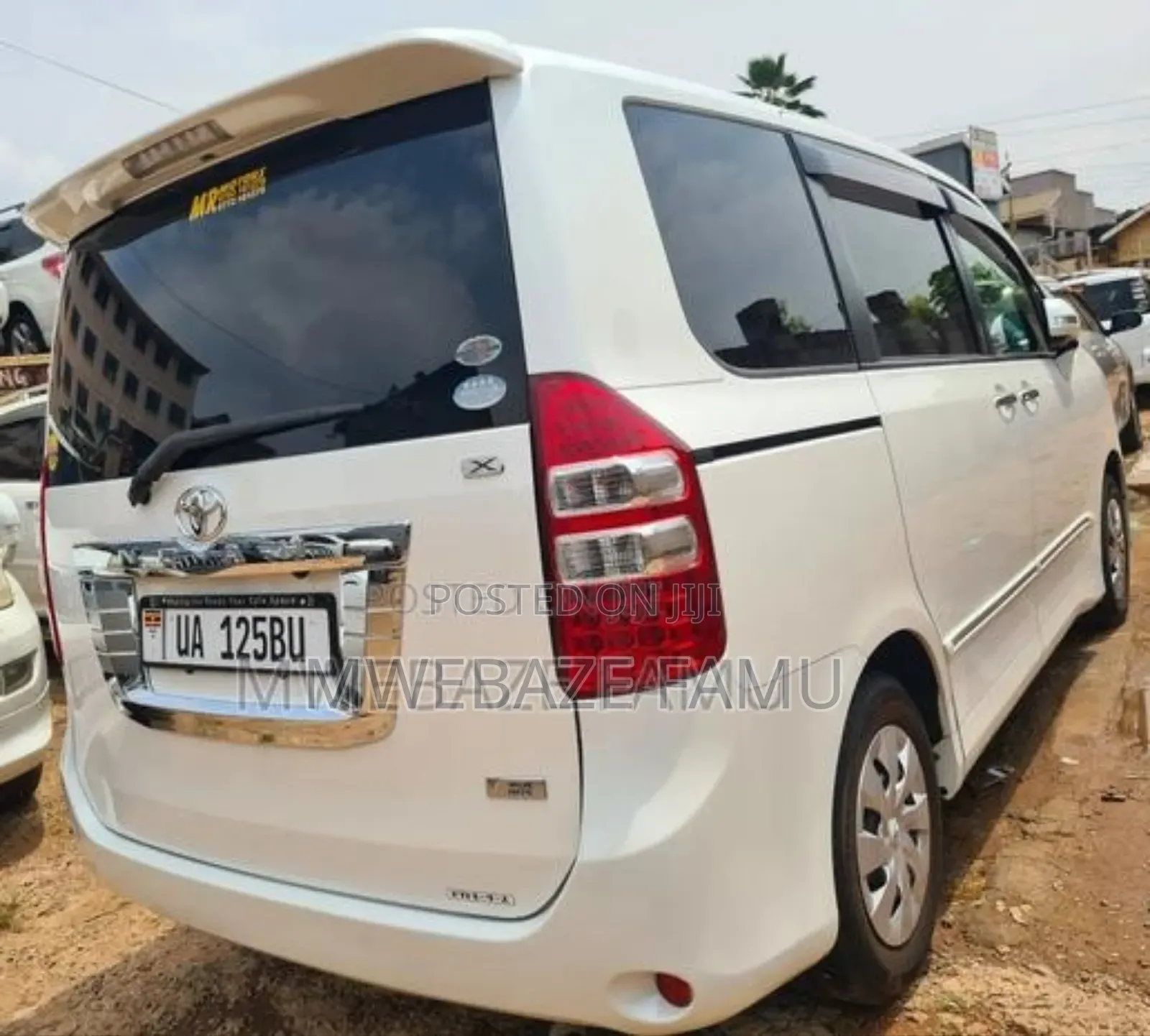 Toyota Noah 2011