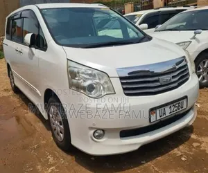 Toyota Noah 2011