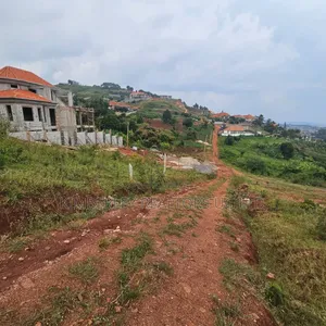 Entebbe Road, Bwebajja Dundu: 20 Decimals Lakeview Plot for Sale at 180m