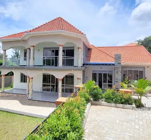 6bdrm Mansion in Kitende Entebbe Road, Division B for sale