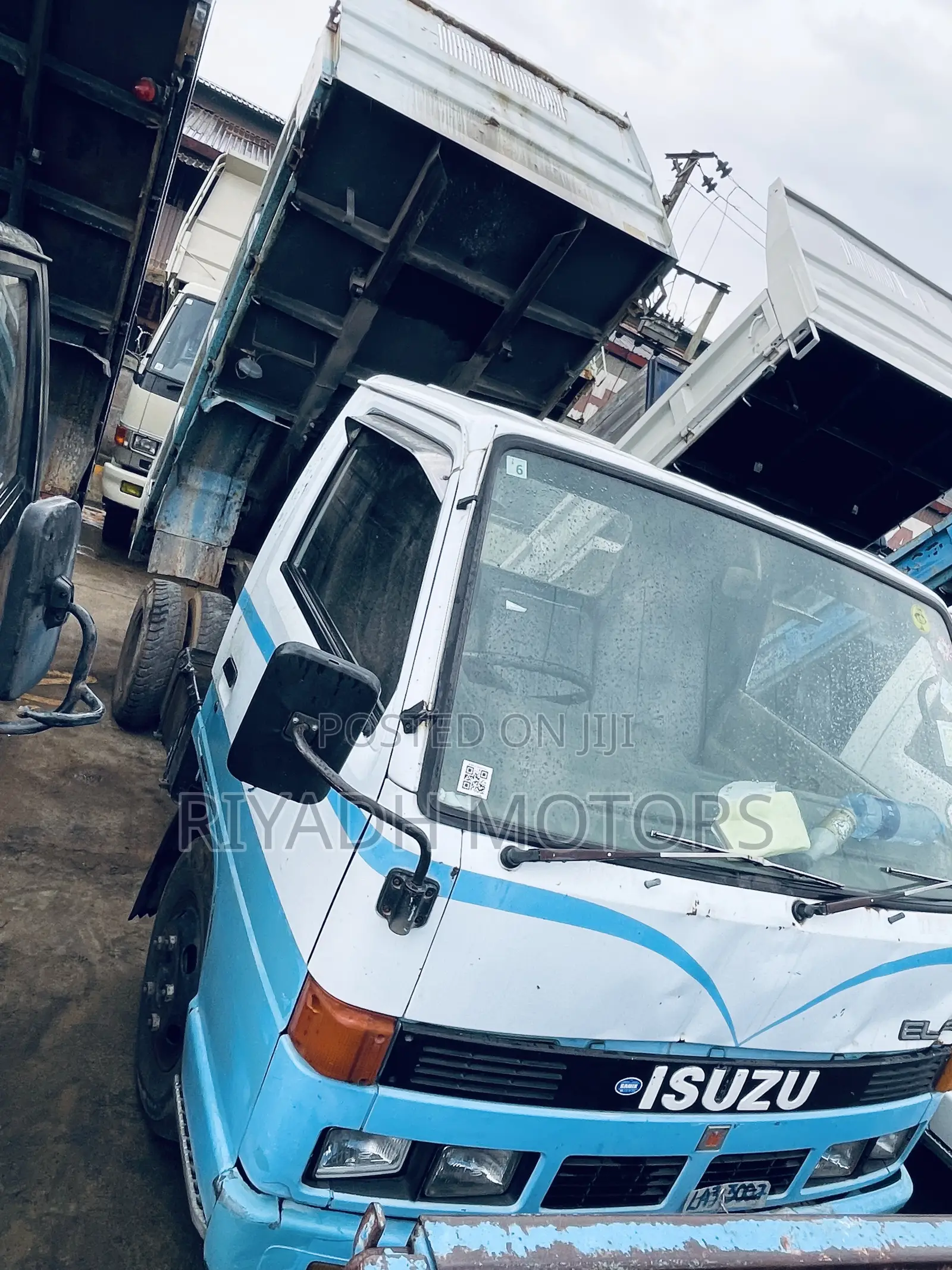 Dumper Isuzu Double Light Super Clean